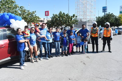 Vestidos en color azul y con globos, familias laguneras buscaron hacer conciencia sobre el autismo.