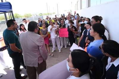 El personal de salud se manifestó ayer en el Hospital Nuevo de Gómez Palacio y exigieron a las autoridades certeza laboral.