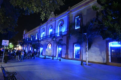 La Presidencia de Lerdo se iluminó de azul la noche del pasado martes. (DIANA GONZÁLEZ)