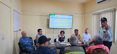 Autoridades de la Coordinación Nacional de Protección Civil (CNPC) y de la Comisió Federal de Electricidad (CFE), se reunieron con familiares de mineros de Pasta de Conchos. (RENÉ ARELLANO)