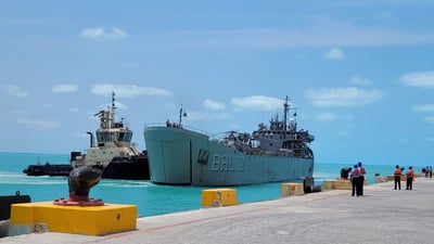 Los 34 mexicanos rescatados de Haití por la Secretaría de Marina (Semar) llegaron este jueves al puerto de Progreso. (TWITTER)