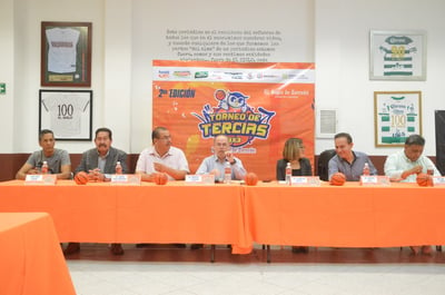 A la presentación de la segunda edición del Torneo de Tercias asistieron como invitados especiales, Axdrúval Ávila, presidente de la Liga de Estrellas LBE MexBet y de Toros Laguna, así como Luis Cueto, administrador del Auditorio Municipal de Torreón. (Foto: El Siglo de Torreón)