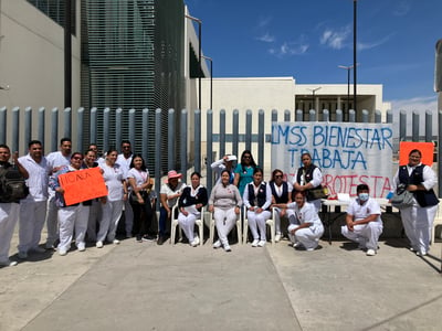 Con marchas y plantones, este viernes trabajadores de la salud de Coahuila y Durango exigieron a los gobiernos estatales que se adhieran al programa IMSS-Bienestar. (ANGÉLICA SANDOVAL)