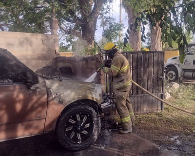 Durante la tarde del pasado sábado se registró el incendio de un vehículo en la zona rural de Lerdo. (EL SIGLO DE TORREÓN)