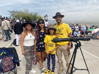 La familia Mijares llegó desde la Ciudad de México para observar el eclipse total de Sol en el Santuario de las Noas de Torreón.