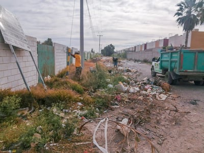 Imagen Realizan limpieza en el bulevar Tecnológico en Lerdo