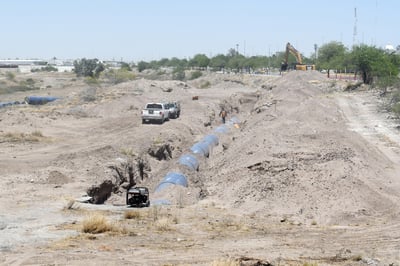 Los trabajos de introducción de tubería de Agua Saludable se aproximan al periférico, por la margen derecha del río Nazas.