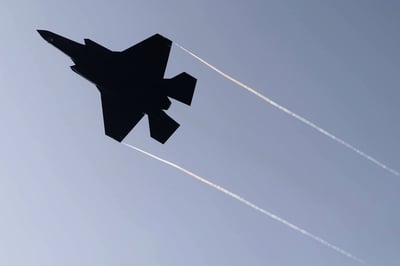 Avión de combate F35 israelí patrulla los cielos tras el ataque de Irán. (EFE)
