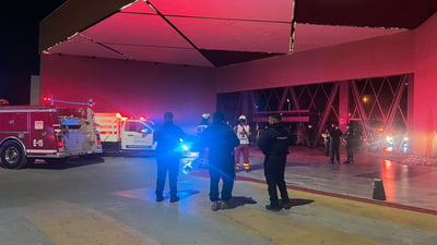 Incendio en el área de restaurantes del mall Paseo Monclova. (SERGIO A. RODRÍGUEZ)