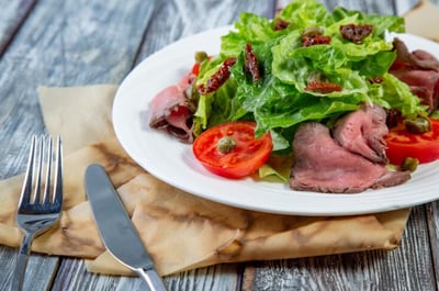 Imagen Consume carnes rojas con ensalada verde, recomienda Harvard