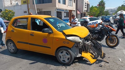 Imagen Chocan auto particular y taxi en el Centro de Torreón