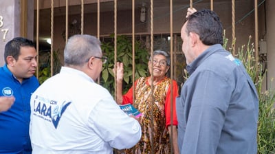 Recorre Sergio Lara colonia Vencedora de Torreón; le plantean necesidades