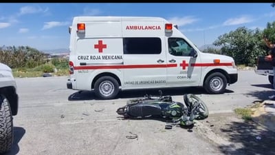 Camioneta embiste a dos hombres que viajaban a bordo de una motocicleta. (EL SIGLO DE TORREÓN)