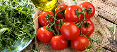 El tomate posee propiedades antioxidantes y antiinflamatorias por lo que consumirlo aporta beneficios para la salud.