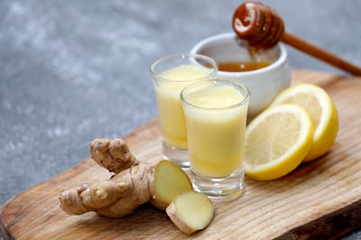 Imagen Beneficio de tomar un shot de jengibre con limón en la mañana