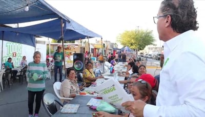 El candidato Ignacio Corona fue recibido con entusiasmo por los habitantes de Valle Oriente y el Fraccionamiento Latinoamericano. (EL SIGLO DE TORREÓN)
