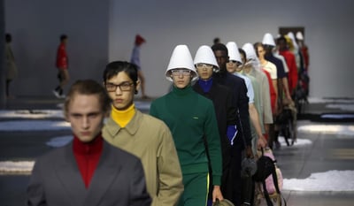 Prada lanza en Milán una moda 'calmada' y piernas al aire para el hombre estival