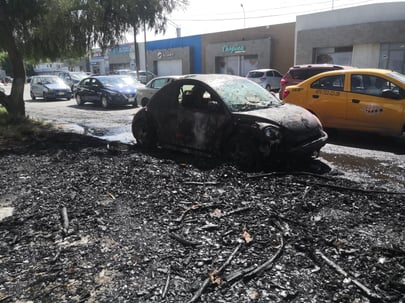 Incendio de palma provoca daños en automóvil en Torreón