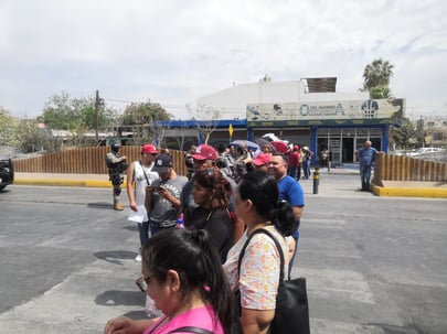 Con bloqueos derechohabientes de la Clínica 16 de Torreón demandan mejor atención en farmacia