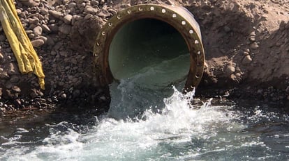 De manera paulatina, Lerdo recibirá 400 litros de agua por segundo, Torreón recibirá 200 litros de agua por segundo a través del tanque Nazas y hasta dentro de 15 o 20 días, Gómez Palacio recibirá 600 litros de agua por segundo. (FOTO: FERNANDO COMPEÁN)