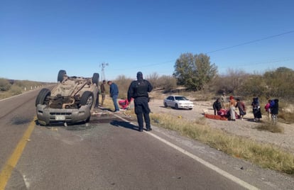 La unidad terminó sobre su toldo en medio de la carretera Gómez Palacio-Jiménez.
