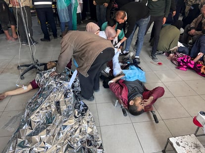 Palestinos heridos que esperaban ayuda humanitaria en Ciudad de Gaza. (AP)