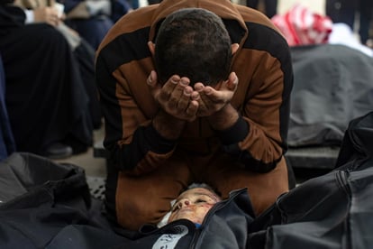 El padre de unos niños muertos en un ataque aéreo de Israel a su casa llora junto a sus cuerpos, en el exterior del Hospital Al- Najjar, en rafah, al sur de Gaza, este martes. Más de 29.600 palestinos y 1.300 israelíes han muerto, de acuerdo a cifras facilitadas por ambos bandos, desde que los militantes de Hamas lanzaron un ataque desde Gaza a territorio israelí, el pasado 7 de octubre de 2023 , lo que desencadenó el inicio de operaciones militares israelíes en Gaza y Cisjordania. (EFE)