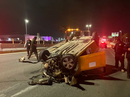 Taxista alcoholizado sufre volcadura en el puente Ibero de Torreón