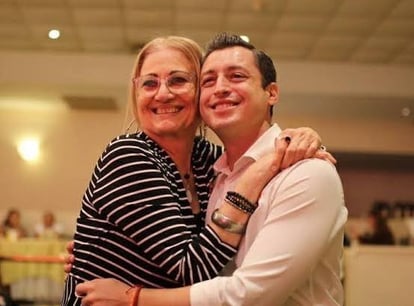 Luis Donaldo Colosio y su madre adoptiva Hilda Elisa Riojas. (ESPECIAL)