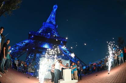 Encendido de la Torre Eiffel de Gómez Palacio para conmemorar el día Mundial de la Concienciación sobre el Autismo. (DIANA GONZÁLEZ)