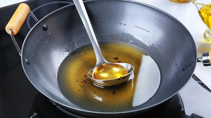 Los riesgos de reutilizar de forma frecuente el aceite para freír