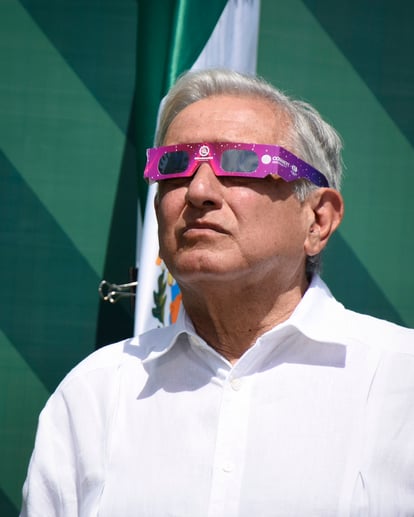 El presidente López Obrador calificó como un fenómeno natural astronómico único el eclipse total de sol de este lunes.
