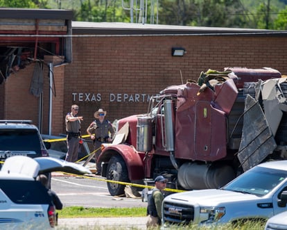 Un camión de 18 ruedas con remolque se estrelló en un edificio del Departamento de Seguridad Pública de Texas. (AP)