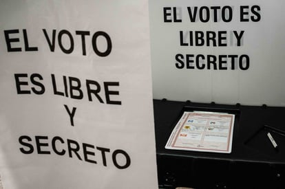 Revisa INE registros de mexicanos en el extranjero que desean votar en las elecciones.