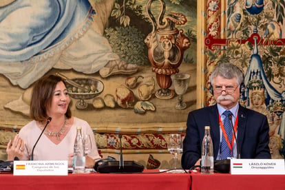 La presidenta del Congreso de España, Francina Armengol, junto al presidente del parlamento de Hungría, Lásló Köver, en la tercera jornada de la cumbre de presidentes de parlamentos de la Unión Europea este martes en el Salón de Consejos del palacio de la Almudaina, en Palma de Mallorca. (EFE)