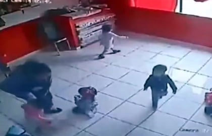 Trascendió que a los niños de la guardería les machucaban las manos con la puerta del baño si alguno de ellos se hacía en los pantalones.