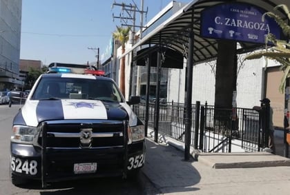 Menor le arrebata celular a jovencita y lo detienen en Centro de Torreón