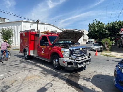 Conductor choca contra máquina de bomberos y una camioneta estacionada tras ignorar señal de alto en Centro de Torreón