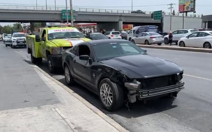 Joven motociclista se impacta contra un Mustang; no había visto el semáfaro en verde