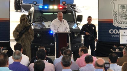 Gobernador y alcalde entregan armamento y equipos a Policía Municipal de Torreón