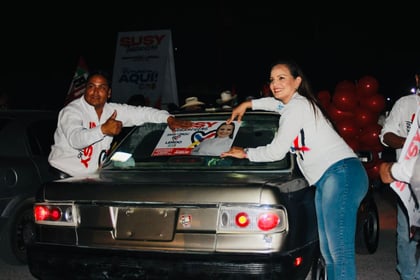 La candidata a diputada local por el Distrito 13 con cabecera en Lerdo, Susy Torrecillas encabezó una caravana y pega de microperforados durante la tarde noche de este lunes, la cual inició en el estacionamiento del centro comercial de Aurrerá.