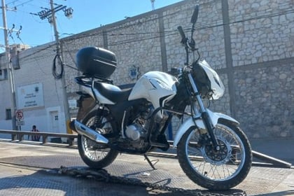 Hombre que manejaba motocicleta robada es detenido en calles de la colonia Elsa Hernández