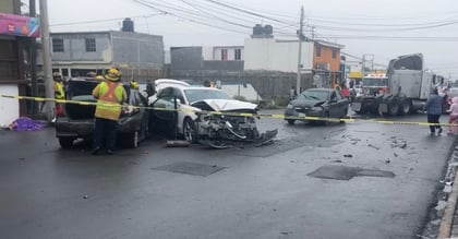 Choque deja a una mujer sin vida y cuatro vehículos impactados en Saltillo