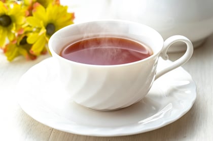Entre los beneficios que ofrece el consumir té negro son ayudar a bajar de peso y mejorar la circulación de la sangre.