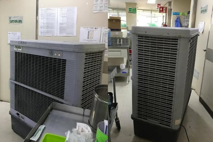 Los enfriadores de aire portátiles fueron colocados cerca del módulo de enfermería de la clínica No. 71 del Seguro Social de Torreón.