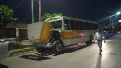 Conductor de autobús provoca accidente en Gómez Palacio y huye