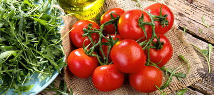 El tomate posee propiedades antioxidantes y antiinflamatorias por lo que consumirlo aporta beneficios para la salud.