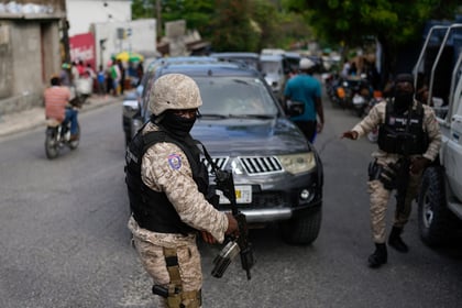Un grupo de soldados se despliega fuera de la oficina del primer ministro en Puerto Príncipe, Haití. (EFE)