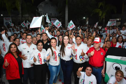 La candidata de Fuerza y Corazón por Lerdo, Susy Torrecillas, se reunió con integrantes de la CNOP.
