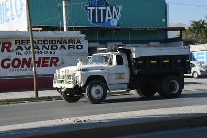 Exhorta el Municipio a los choferes de camiones materialistas a hacer un correcto traslado de su cargamento.